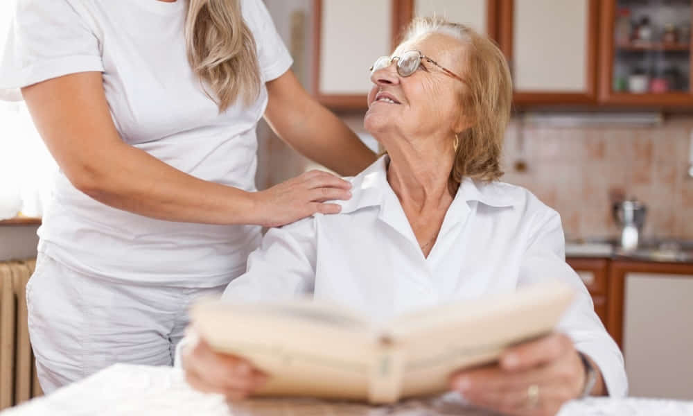 Widzisz swoją przyszłość w pomocy seniorom? Poznaj kurs opieki nad osobami starszymi!