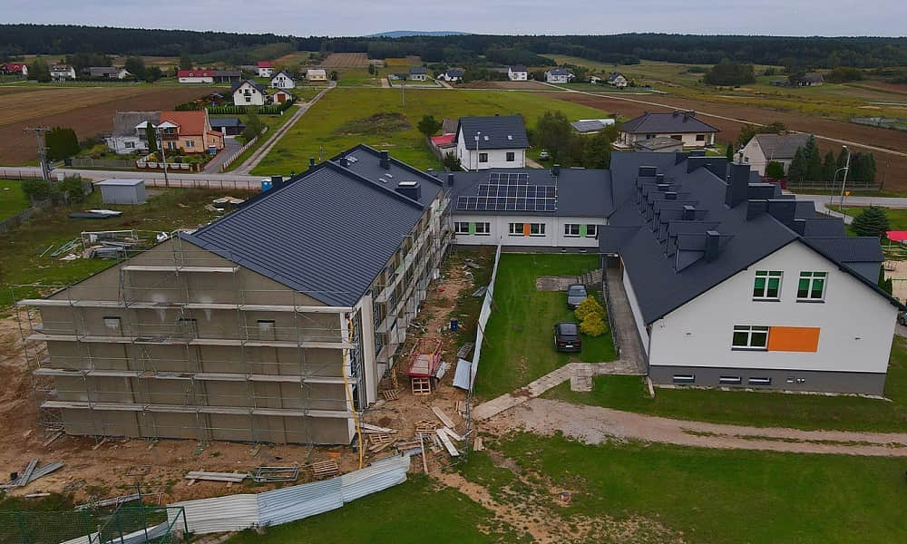 Nowoczesna sala sportowa w Brzechowie rośnie w oczach. Zobacz, jak postępują prace